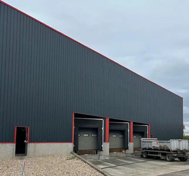 Local d’activités dans Heudebouville à louer - Photo de l’immeuble – Image 2 sur 7