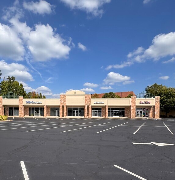 2500 Battleground Ave, Greensboro, NC à louer - Photo de l’immeuble – Image 1 sur 3