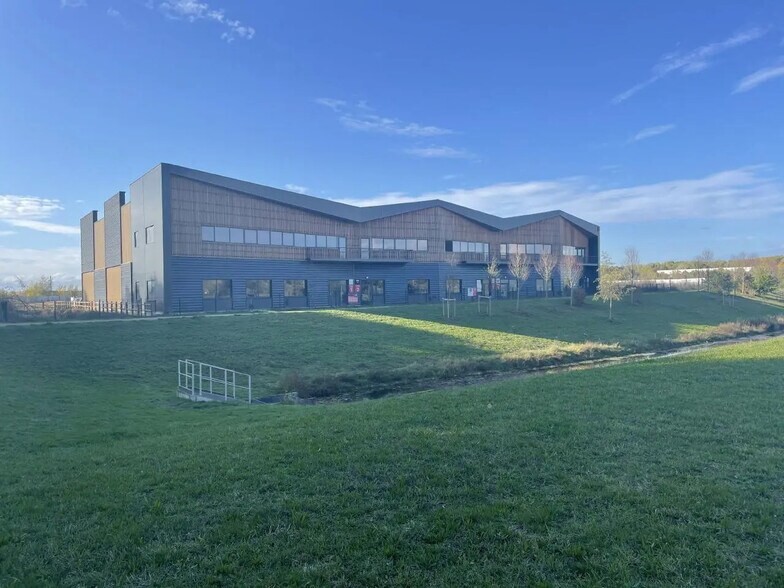 Local d'activités dans Moissy-Cramayel à vendre - Photo de l’immeuble – Image 2 sur 20