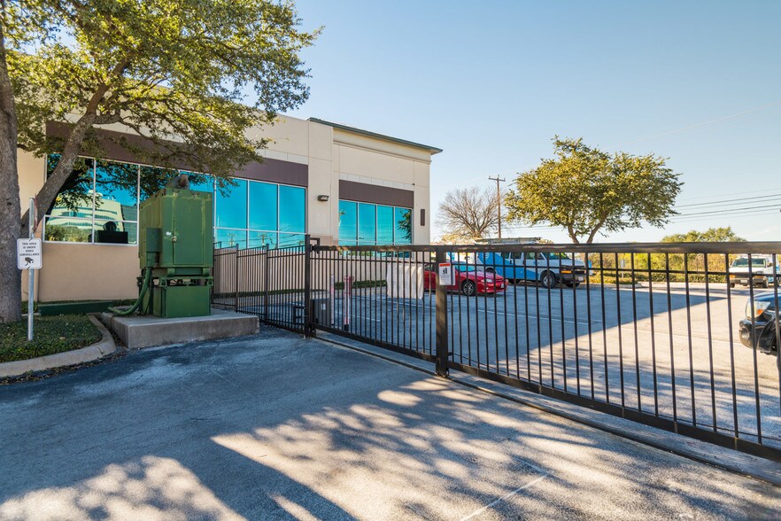 5300 Wurzbach Rd, San Antonio, TX à vendre - Photo de l’immeuble – Image 2 sur 5