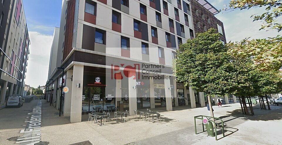 Local commercial dans Nîmes à louer Photo de l’immeuble– Image 1 sur 2