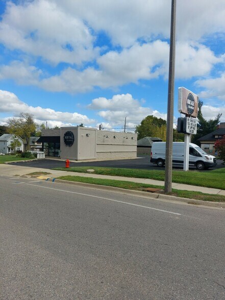 1623 S Washington St, Lansing, MI à louer - Photo de l’immeuble – Image 1 sur 10