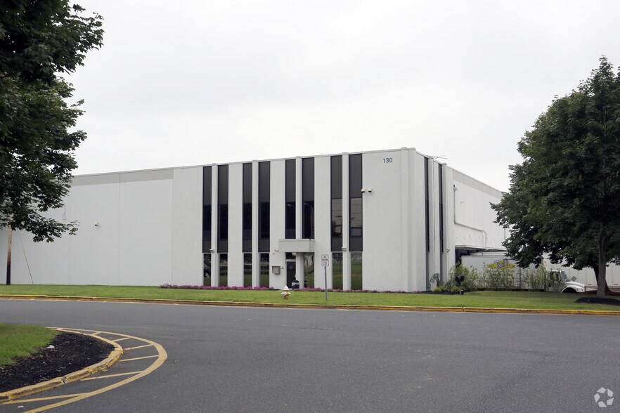 130 Docks Corner Rd, Dayton, NJ à louer - Photo de l’immeuble – Image 3 sur 4