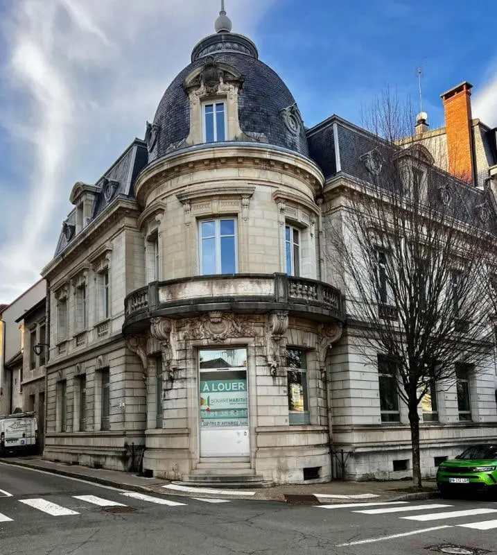 Local commercial dans Lons-le-Saunier à louer Photo de l’immeuble– Image 1 sur 2