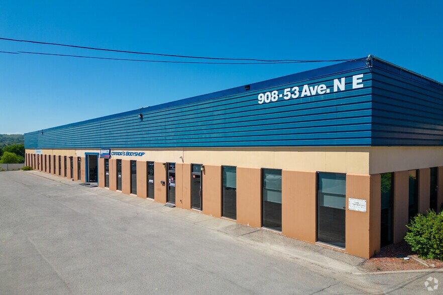908 53rd Ave NE, Calgary, AB à louer - Photo de l’immeuble – Image 2 sur 3