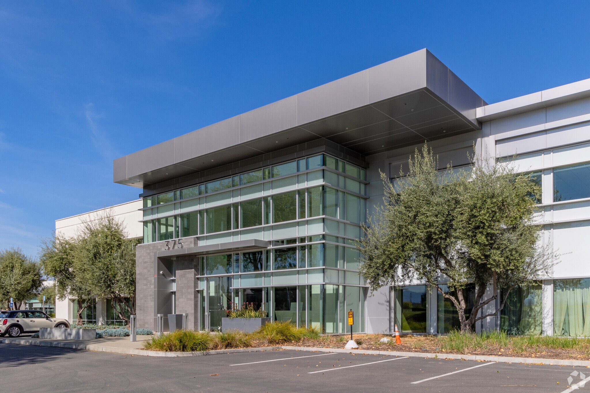 375 W Trimble Rd, San Jose, CA à louer Photo de l’immeuble– Image 1 sur 9