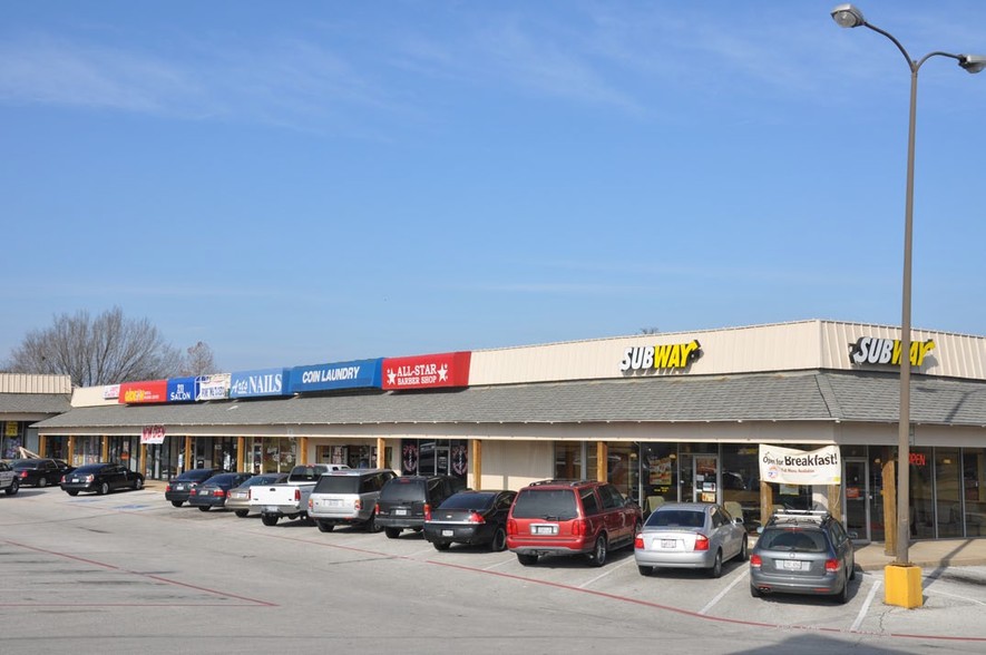 917 N Hampton Rd, DeSoto, TX à louer - Photo de l’immeuble – Image 2 sur 3