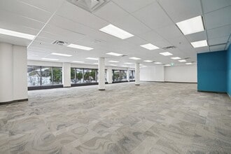 5199 Rue Sherbrooke E, Montréal, QC à louer Photo intérieure– Image 2 sur 3