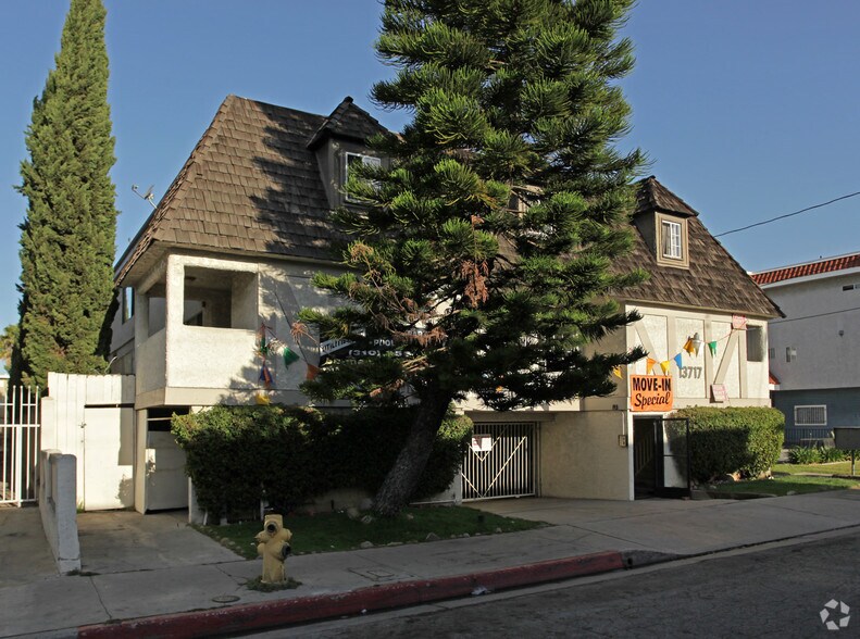 13717 Chadron Ave, Hawthorne, CA à vendre - Photo de l’immeuble – Image 2 sur 51