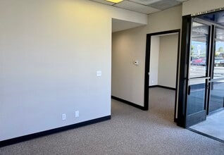 127 Business Center Dr, Corona, CA à louer Photo intérieure– Image 2 sur 4