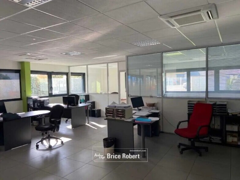 8 Bis Avenue Docteur Schweitzer, Meyzieu à louer - Photo de l’immeuble – Image 3 sur 12