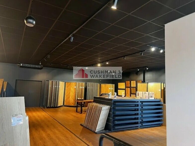 Local commercial dans Nîmes à louer - Photo de l’immeuble – Image 2 sur 3