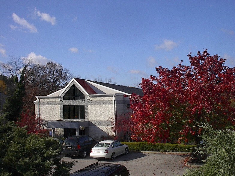 993 Brodhead Rd, Coraopolis, PA à louer - Photo de l’immeuble – Image 1 sur 3