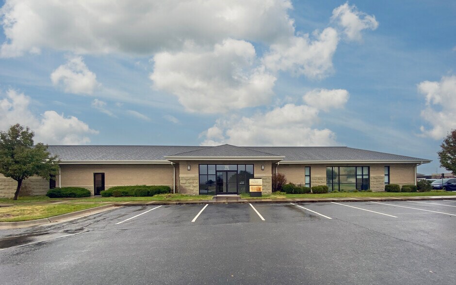 3730 N Ridge Rd, Wichita, KS à louer - Photo de l’immeuble – Image 2 sur 4