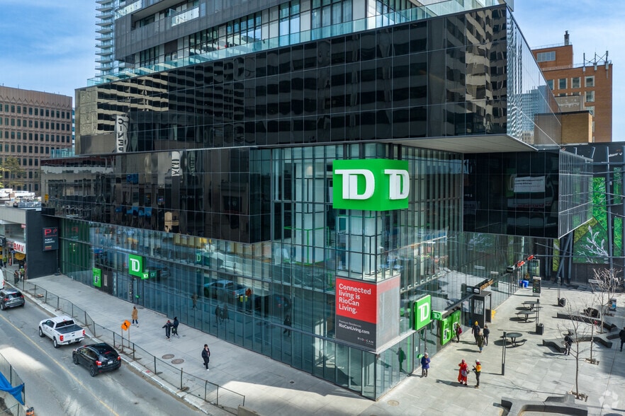 2 Eglinton Av E, Toronto, ON à louer - Photo de l’immeuble – Image 3 sur 6