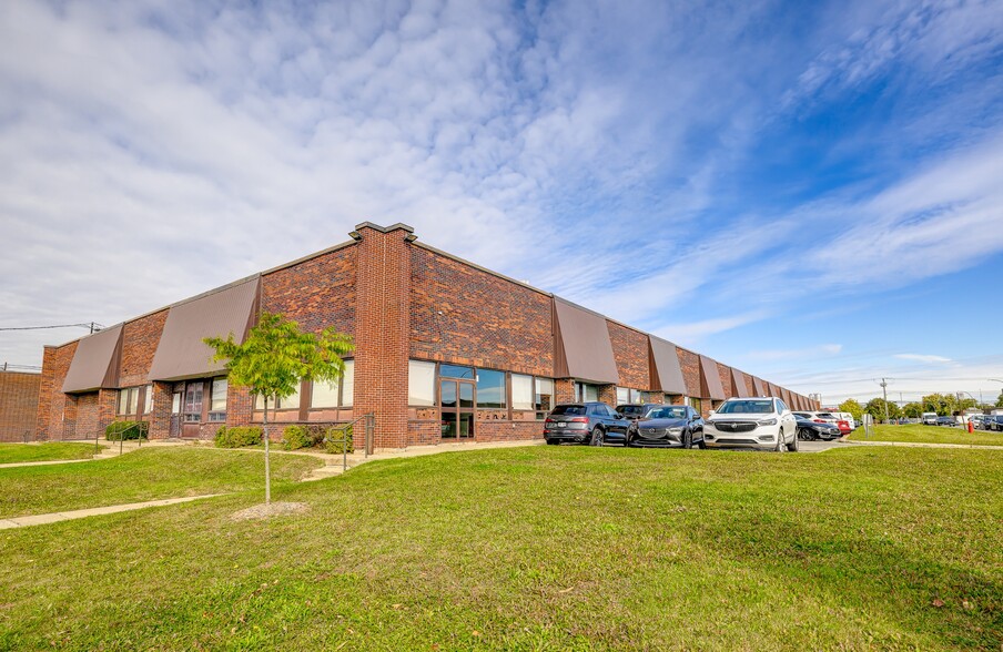 295-341 Rue Benjamin-Hudon, Montréal, QC à louer - Photo de l’immeuble – Image 1 sur 11