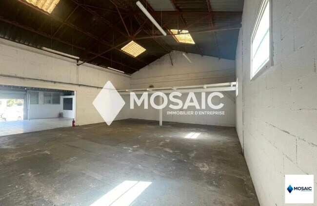 Plus de détails pour Local d'activités à louer