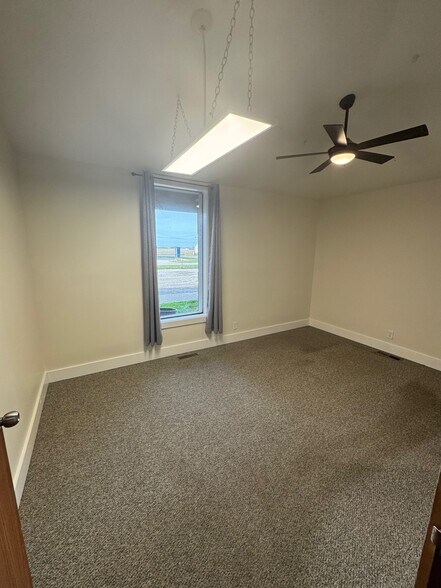 111 Aiken St, Hope, IN à louer - Photo intérieure – Image 3 sur 27