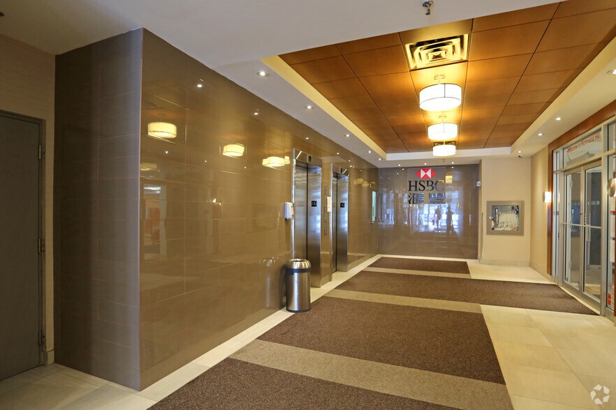 330 E Hwy-7, Richmond Hill, ON à louer - Hall d’entrée – Image 2 sur 5