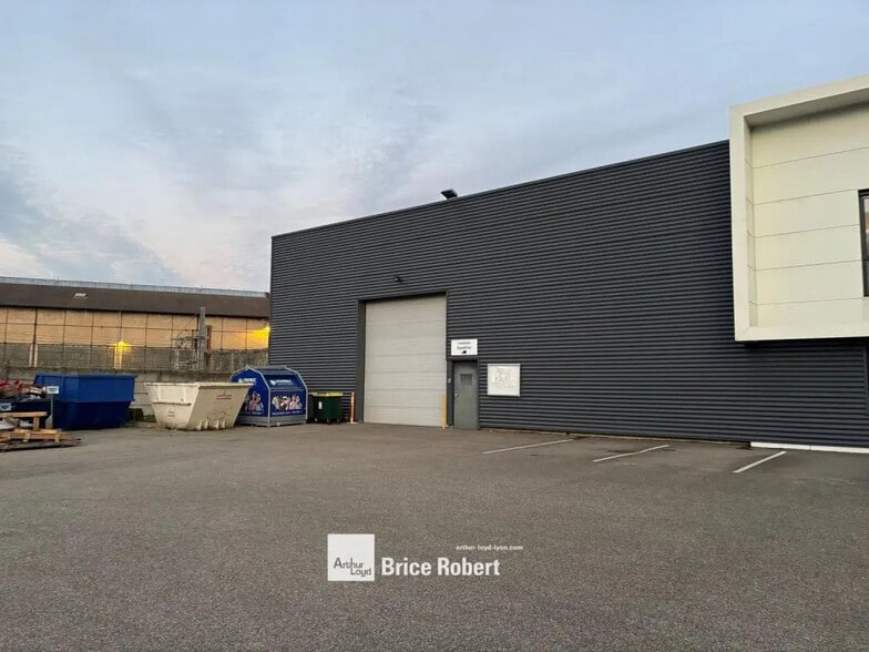 61 Rue Mathieu Dussurgey, Saint-Fons à louer - Photo de l’immeuble – Image 2 sur 5