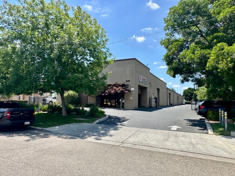 96 S West Ave, Fresno, CA à louer - Photo de l’immeuble – Image 3 sur 28