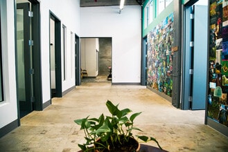 2744 E 11th St, Oakland, CA à louer Photo de l’immeuble– Image 1 sur 7