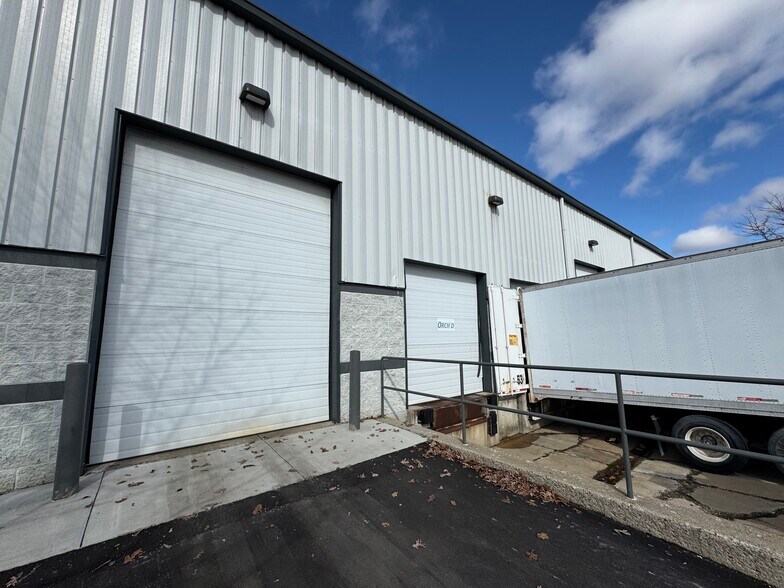 720 W Industrial Dr, Chelsea, MI à louer - Photo de l’immeuble – Image 2 sur 6