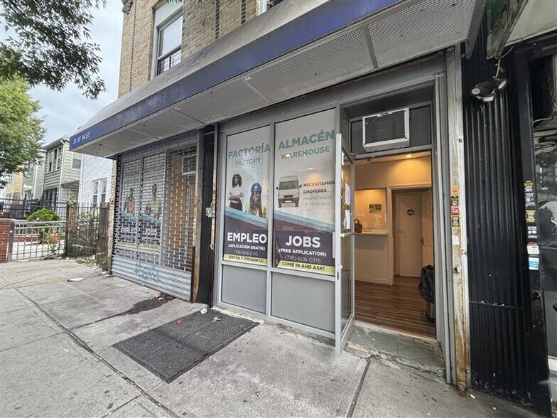 94-01 Roosevelt Ave, Flushing, NY à louer - Photo de l’immeuble – Image 1 sur 9