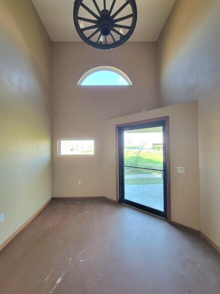 1003 W La Lande Ave, Sublette, KS à vendre - Photo intérieure – Image 2 sur 16