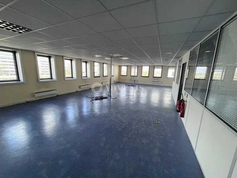 Bureau dans Montigny-le-Bretonneux à louer - Photo de l’immeuble – Image 3 sur 5