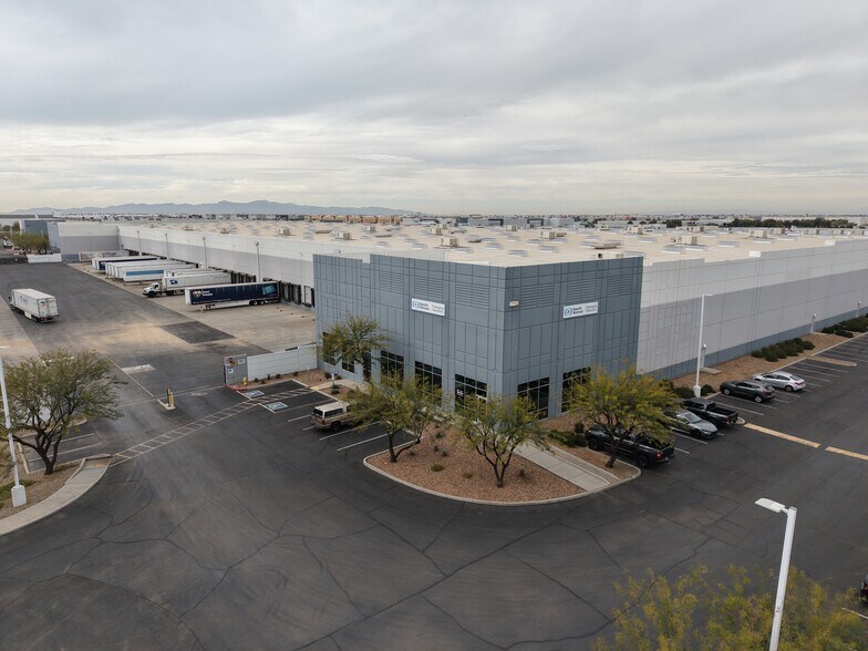 6825 W Buckeye Rd, Phoenix, AZ à louer - Photo de l’immeuble – Image 2 sur 3