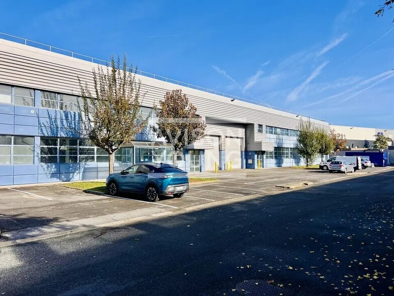 Local d’activités dans La Courneuve à louer - Photo de l’immeuble – Image 3 sur 6