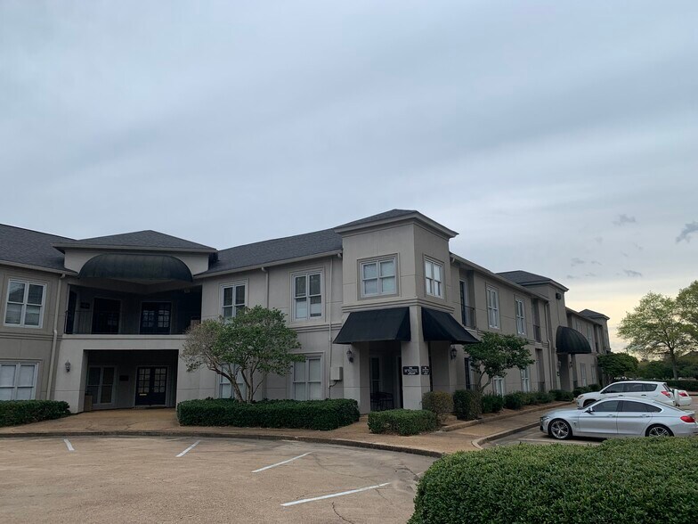 860 E River Pl, Jackson, MS à louer - Photo de l’immeuble – Image 2 sur 3
