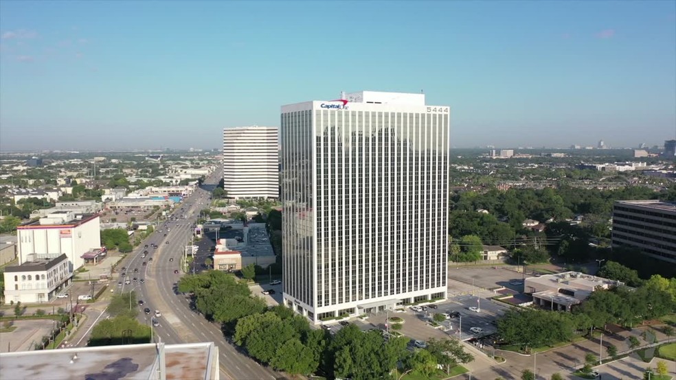 5444 Westheimer Rd, Houston, TX à louer - Vidéo aérienne – Image 2 sur 11