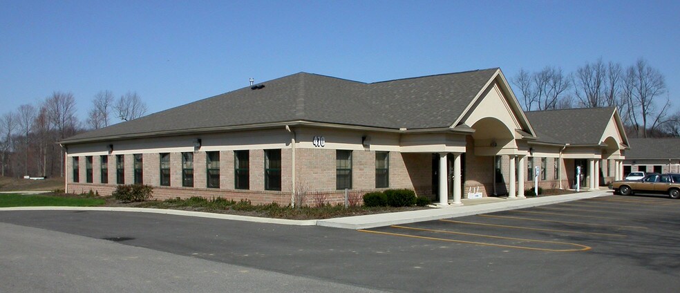 470 White Pond Dr, Akron, OH à louer - Photo de l’immeuble – Image 1 sur 5