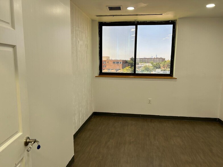 5414 74th St, Elmhurst, NY à louer - Photo intérieure – Image 3 sur 11