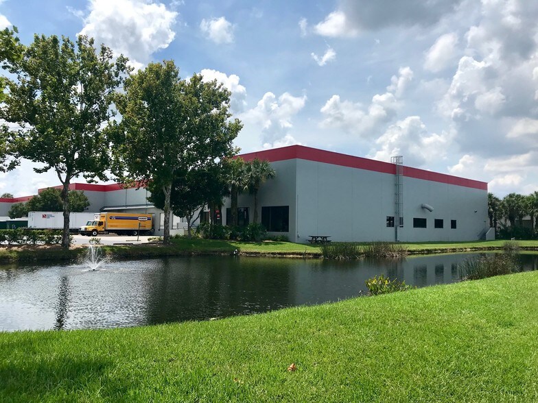 4701 E Acline Dr, Tampa, FL à louer - Photo de l’immeuble – Image 2 sur 2