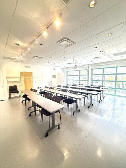 255 NE 6th Ave, Delray Beach, FL à louer - Photo de l’immeuble – Image 2 sur 7