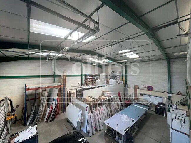 Plus de détails pour Local d'activités à louer