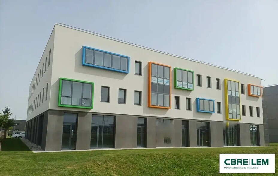 Bureau dans Ifs à louer - Photo de l’immeuble – Image 1 sur 8