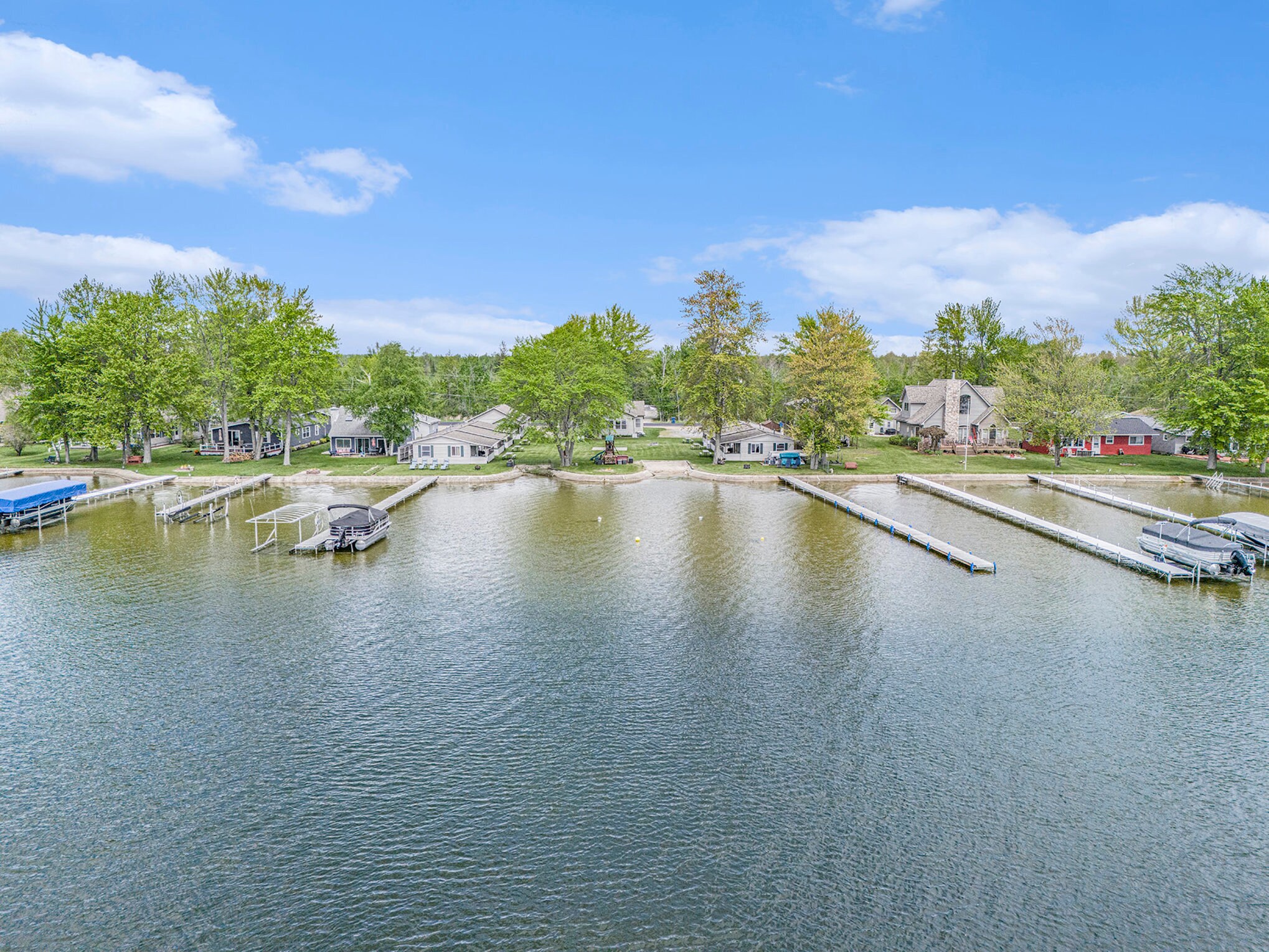10392 Houghton Lake dr, Houghton Lake, MI à vendre Photo de l’immeuble– Image 1 sur 40