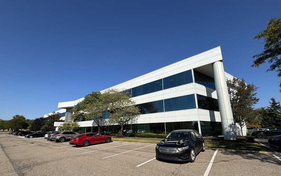 39500 High Pointe Blvd, Novi, MI à louer - Photo de l’immeuble – Image 1 sur 14