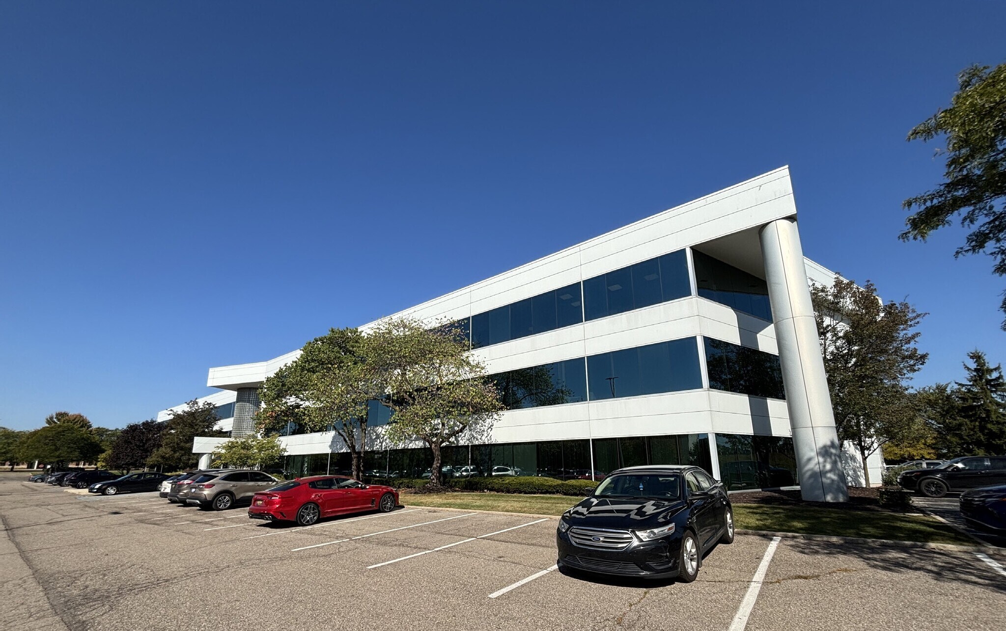 39500 High Pointe Blvd, Novi, MI à louer Photo de l’immeuble– Image 1 sur 15