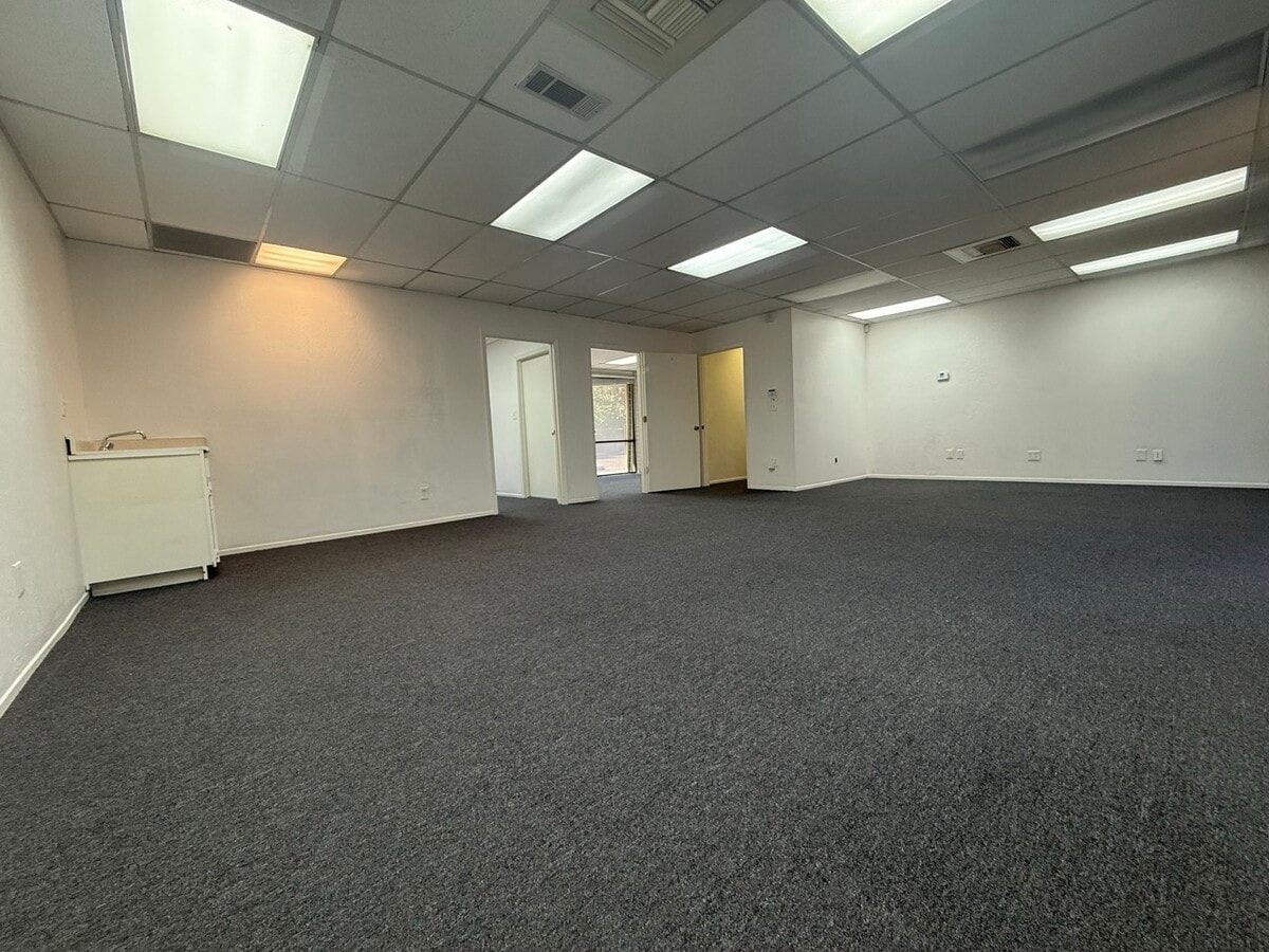 5637 N Pershing Ave, Stockton, CA 95207 - Lot B8 - - Photo intérieure - Image 2 of 5