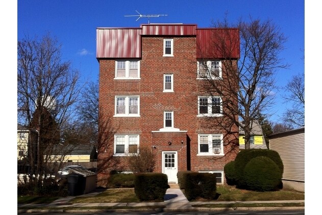 453 Merrick Rd, Rockville Centre, NY à vendre - Photo de l’immeuble – Image 2 sur 2