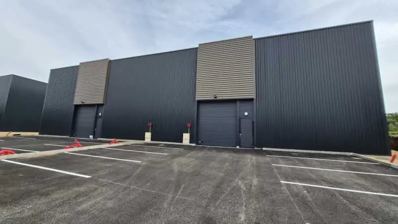Local d’activités dans Venelles à louer - Photo de l’immeuble – Image 2 sur 11