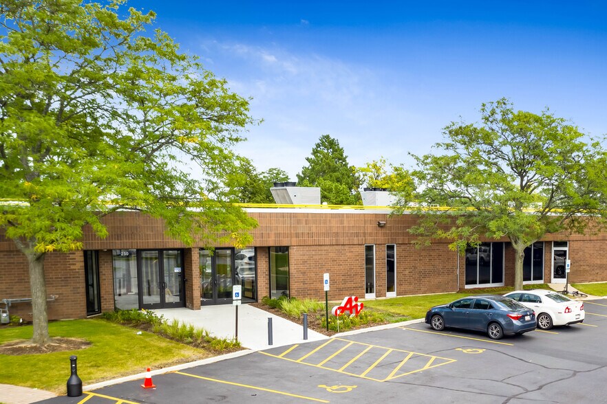 250 E Devon Ave, Itasca, IL à vendre - Photo de l’immeuble – Image 2 sur 6