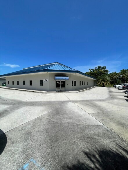 399 East Dr, Melbourne, FL à louer - Photo de l’immeuble – Image 1 sur 14