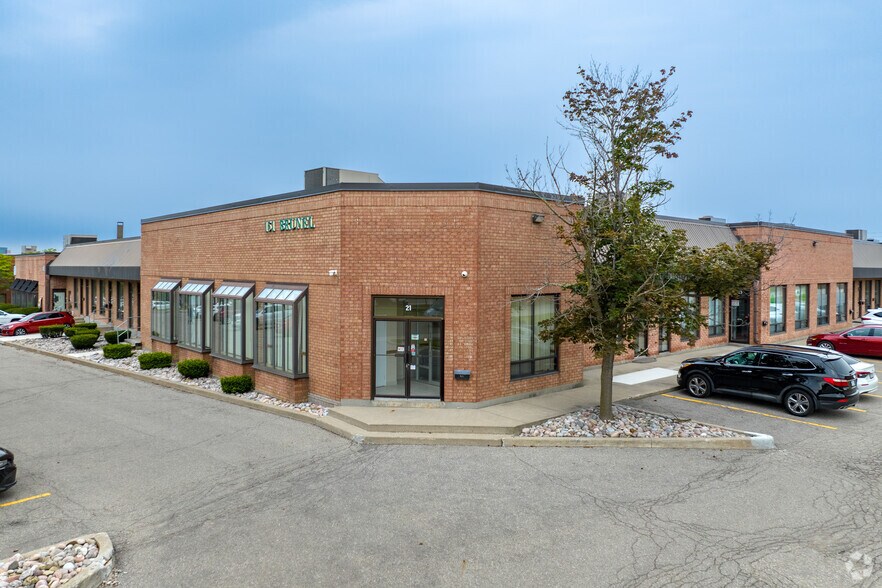 151 Brunel Rd, Mississauga, ON à louer - Photo de l’immeuble – Image 2 sur 4