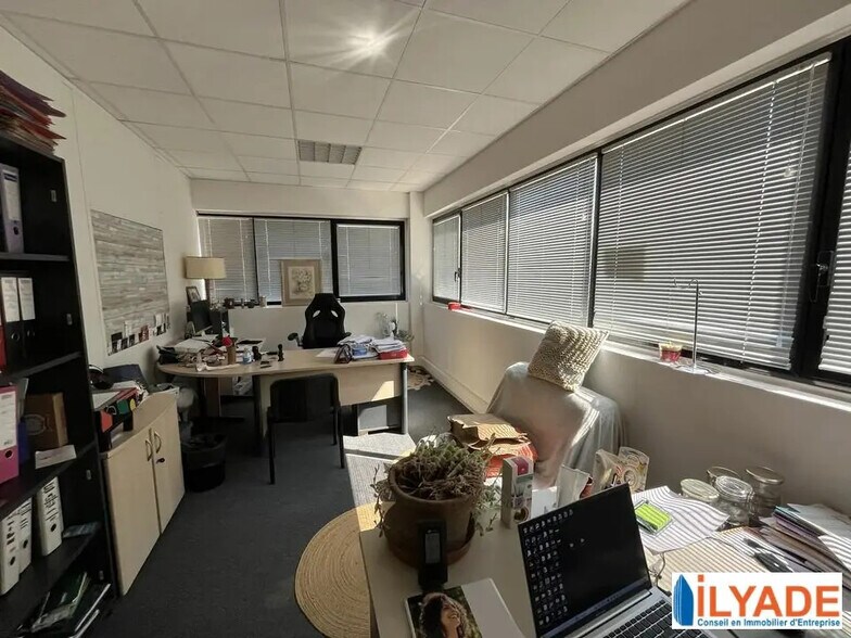 Bureau dans Gardanne à louer - Photo de l’immeuble – Image 3 sur 4